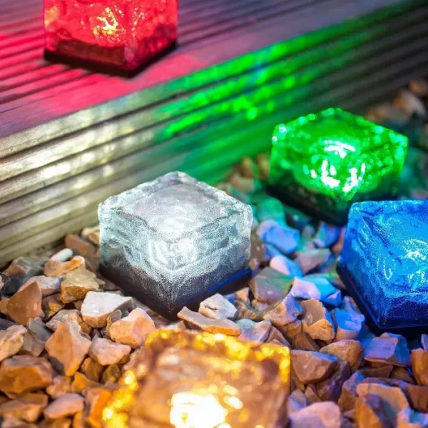 LED соларно светещо кубче за външно осветление